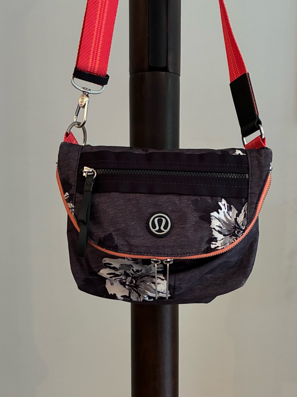 Lululemon Festive Rare Atomic Flower Print Crossbow With Pink Ajustable Strap